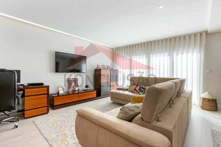 Apartamento T3 para Venda em Póvoa de Santa Iria e Forte da Casa Foto 4