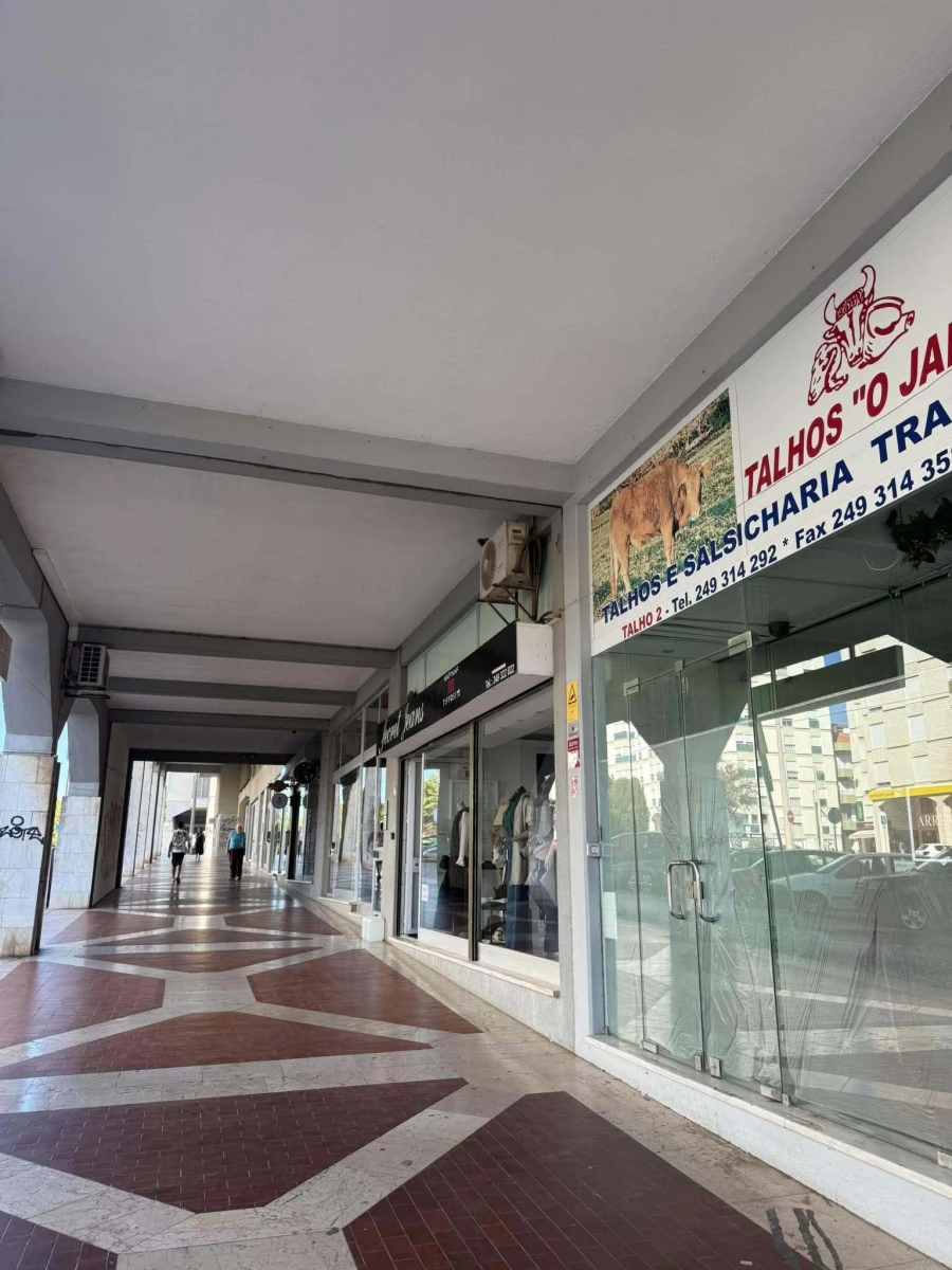 Loja para Arrendamento em São João Baptista e Santa Maria dos Olivais Foto 2