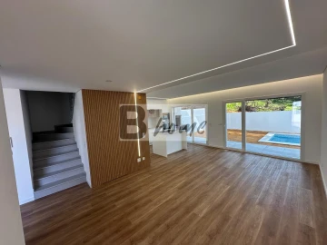 Moradia T3 para Venda em Charneca de Caparica e Sobreda