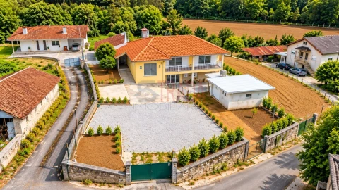 Moradia T4 para Venda em Parada de Gatim