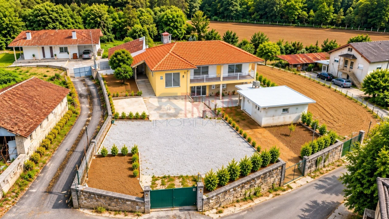 Moradia T4 para Venda em Parada de Gatim Foto 1