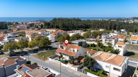 Moradia T4 para Venda em Arcozelo