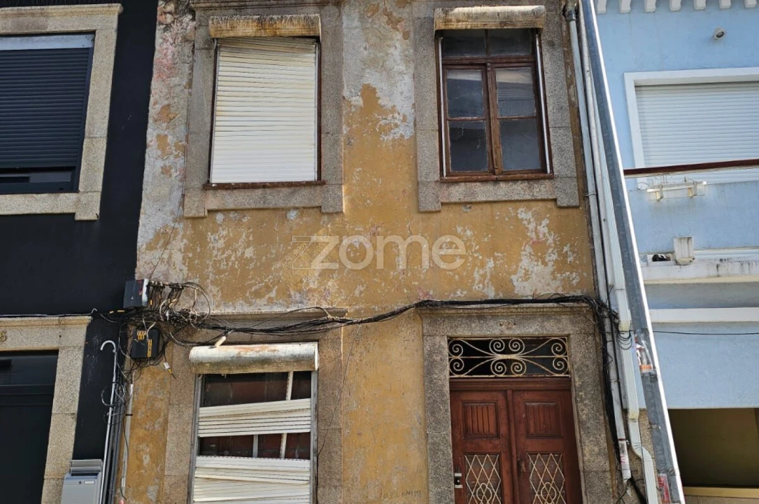 Moradia T4 para Venda em Paranhos Foto 1