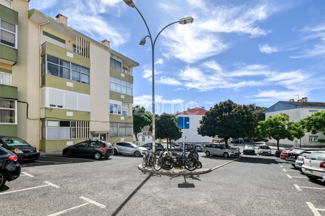 Apartamento T2 para Venda em Porto Salvo Foto 3