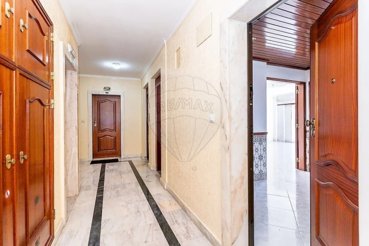 Apartamento T2 para Venda em Rio de Mouro Foto 19
