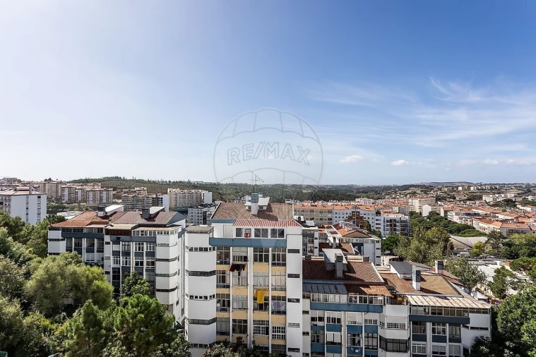 Apartamento T2 para Venda em Rio de Mouro Foto 6