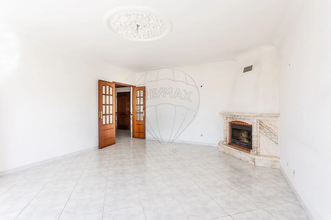 Apartamento T2 para Venda em Rio de Mouro Foto 3