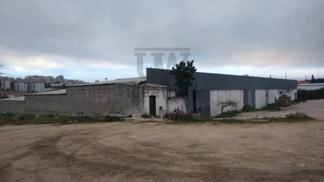 Terreno Comércio / Armazém para Venda em Santo António dos Cavaleiros e Frielas Foto 2