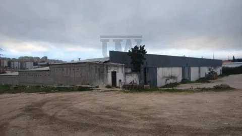 Terreno Comércio / Armazém para Venda em Santo António dos Cavaleiros e Frielas