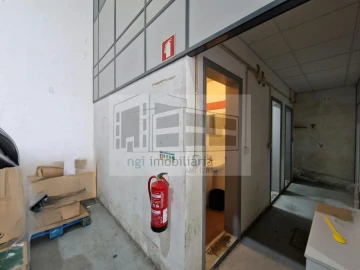 Loja para Arrendamento em Pontinha e Famões