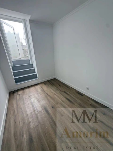 Apartamento T1 para Venda em Santa Maria do Castelo e Santiago e Santa Susana