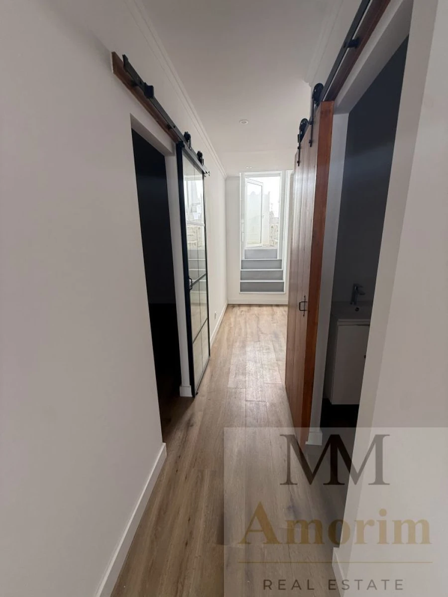 Apartamento T1 para Venda em Santa Maria do Castelo e Santiago e Santa Susana Foto 11