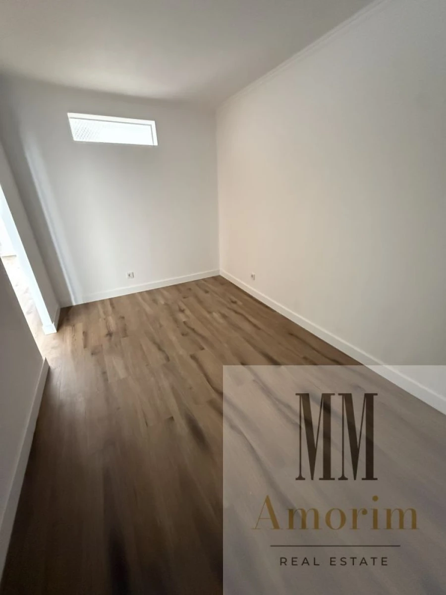Apartamento T1 para Venda em Santa Maria do Castelo e Santiago e Santa Susana Foto 14