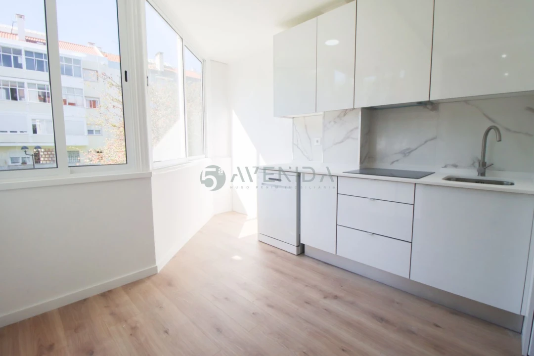 Apartamento T4 para Venda em Venteira Foto 2