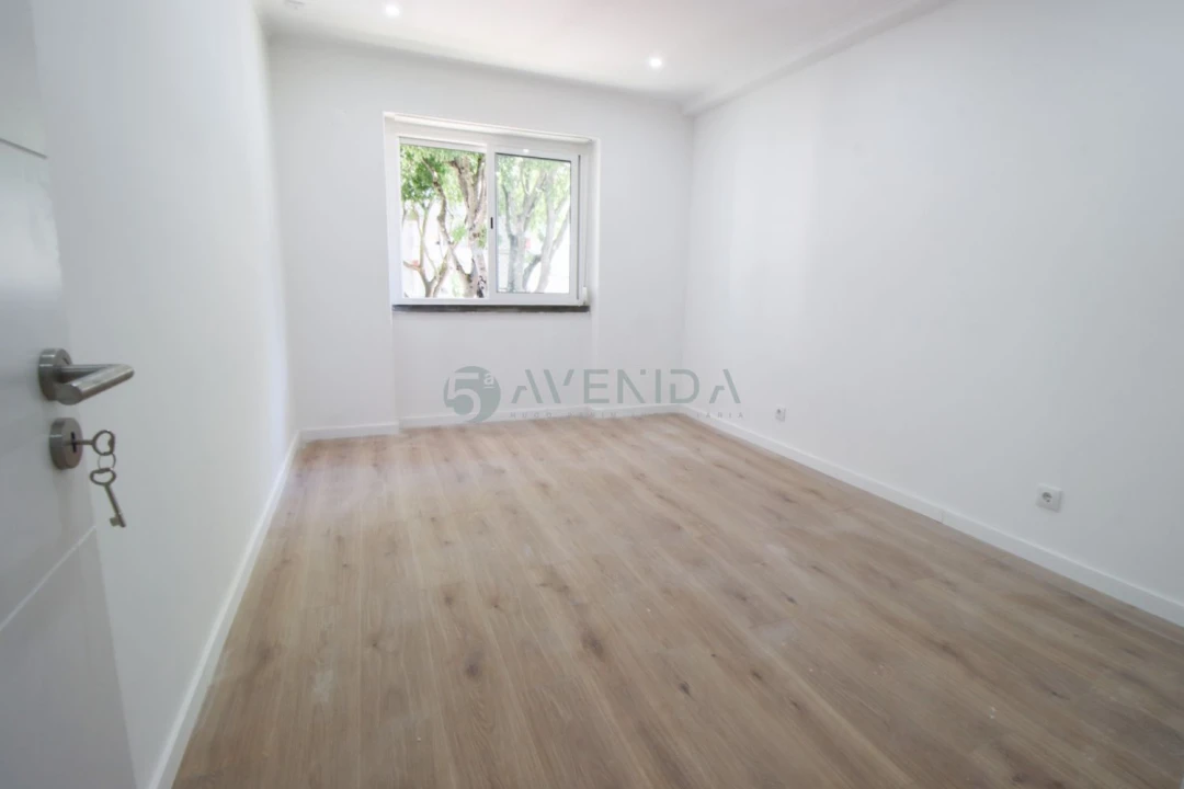 Apartamento T4 para Venda em Venteira Foto 5