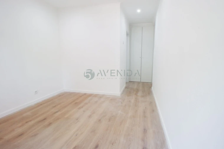 Apartamento T4 para Venda em Venteira Foto 4