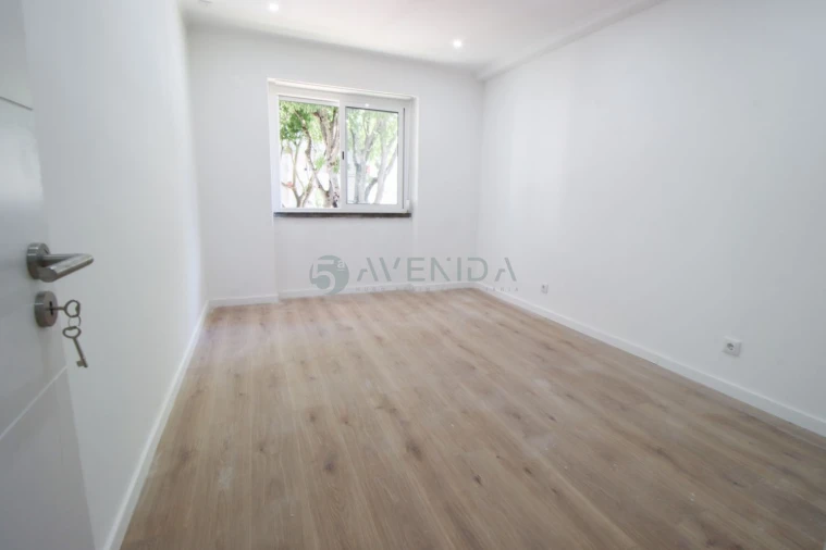 Apartamento T4 para Venda em Venteira Foto 5