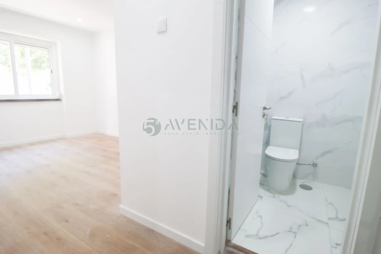 Apartamento T4 para Venda em Venteira Foto 6