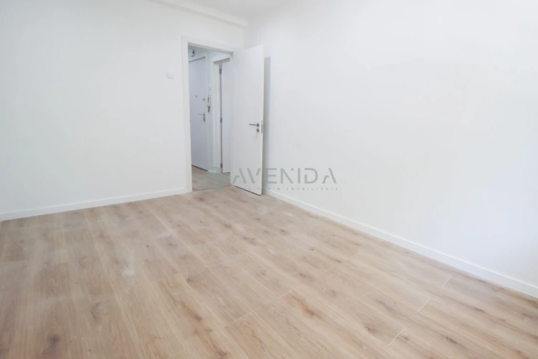 Apartamento T4 para Venda em Venteira Foto 7