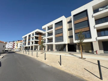 Loja para Arrendamento em Santa Maria, São Pedro e Matacães