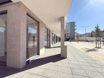 Loja para Arrendamento em Santa Maria, São Pedro e Matacães