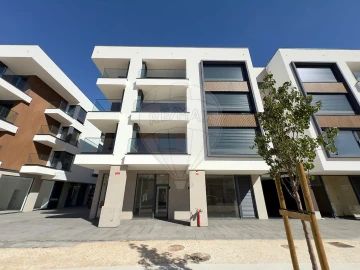 Loja para Arrendamento em Santa Maria, São Pedro e Matacães