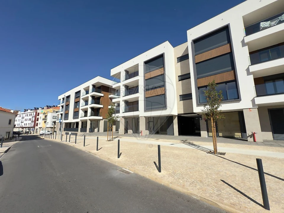 Loja para Arrendamento em Santa Maria, São Pedro e Matacães Foto 1