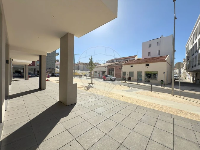 Loja para Arrendamento em Santa Maria, São Pedro e Matacães Foto 6