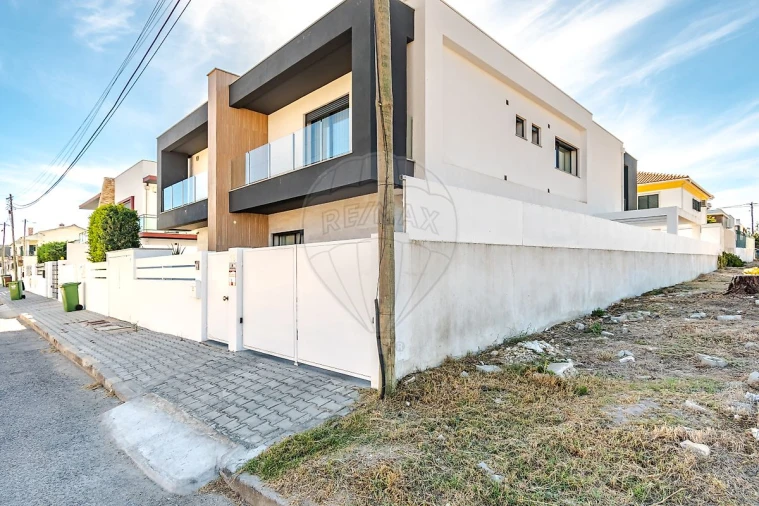 Moradia T4 para Arrendamento em Fernao Ferro Foto 29