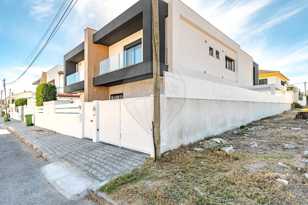 Moradia T4 para Arrendamento em Fernao Ferro Foto 29