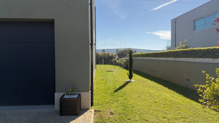 Moradia T3 para Venda em Azurara Foto 8