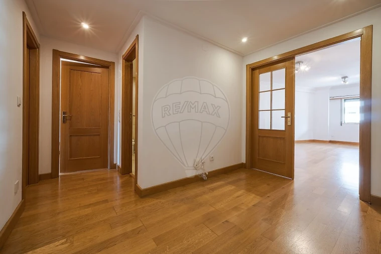 Apartamento T2 para Arrendamento em Benfica Foto 6