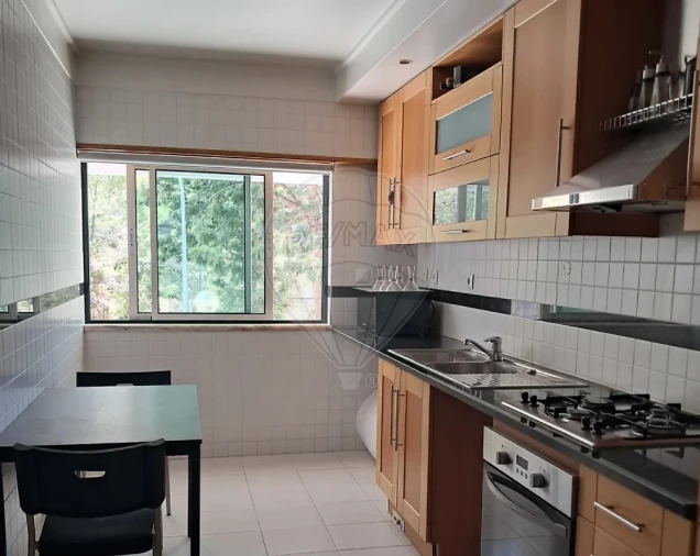 Apartamento T2 para Arrendamento em Benfica Foto 4