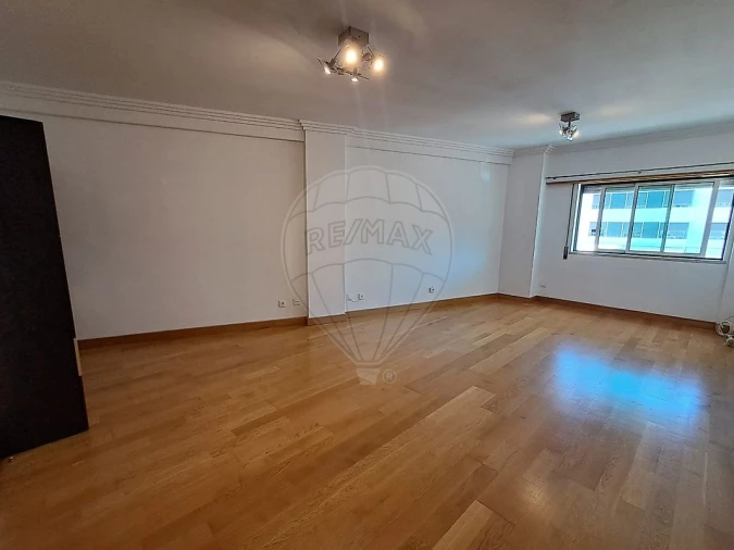 Apartamento T2 para Arrendamento em Benfica Foto 2