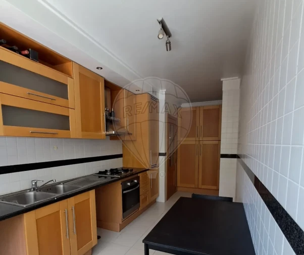 Apartamento T2 para Arrendamento em Benfica Foto 3