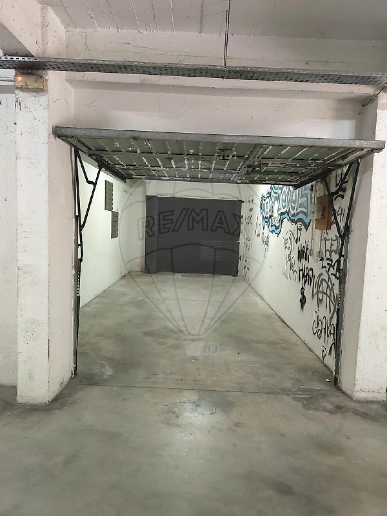 Garagem para Venda em Santa Maria e São Miguel, São Martinho, São Pedro Penaferrim Foto 1