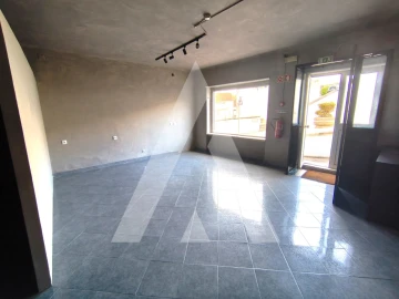 Loja para Arrendamento em Igreja Nova e Cheleiros