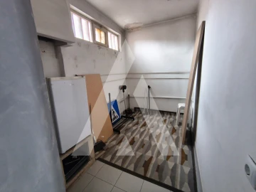 Loja para Arrendamento em Igreja Nova e Cheleiros