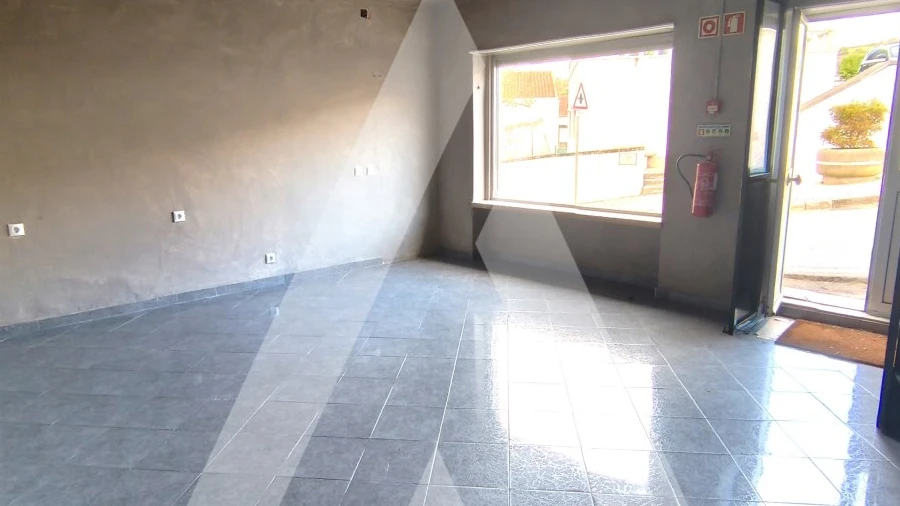 Loja para Arrendamento em Igreja Nova e Cheleiros