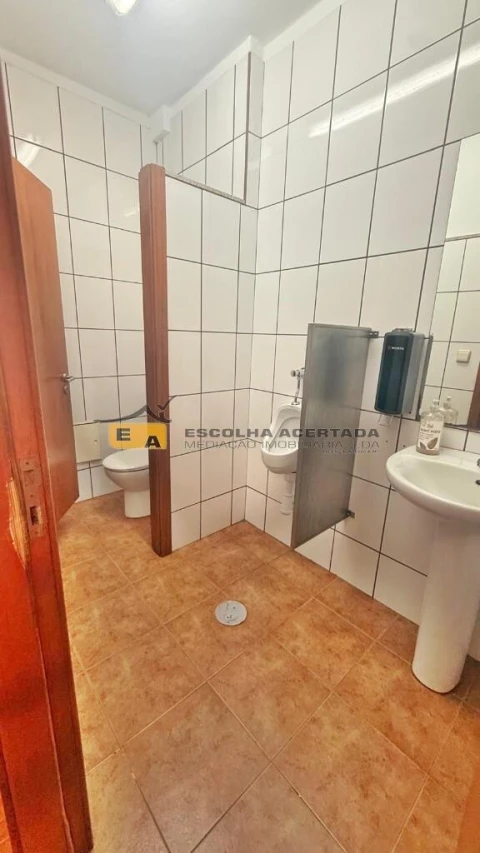 Armazém para Venda em Cidade da Maia
