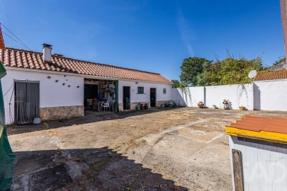 Moradia T4 para Venda em São João da Ribeira e Ribeira de São João