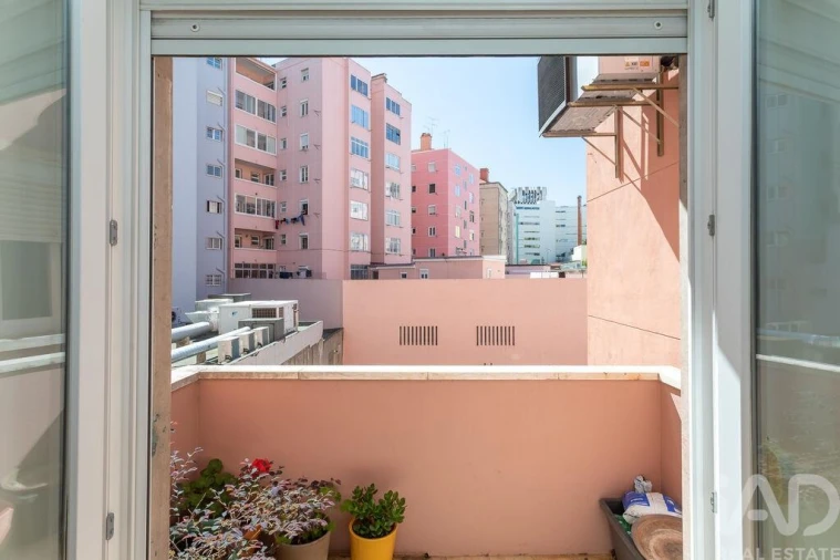 Apartamento T3 para Arrendamento em Areeiro Foto 3