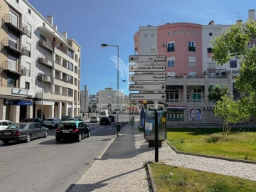 Loja para Arrendamento em Laranjeiro e Feijó