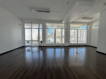 Loja para Arrendamento em Laranjeiro e Feijó