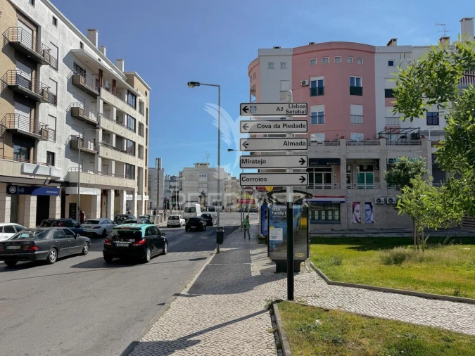 Loja para Arrendamento em Laranjeiro e Feijó Foto 8