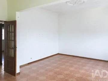 Prédio para Venda em Ramada e Caneças