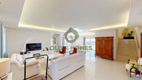 Moradia T6 para Venda em Santa Barbara de Nexe