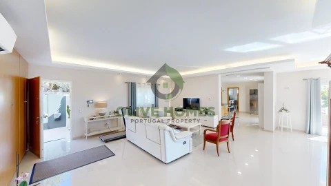 Moradia T6 para Venda em Santa Barbara de Nexe