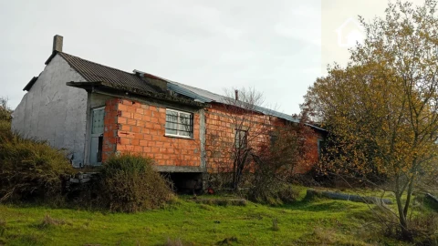 Loja para Venda em Tavares (Chãs, Várzea e Travanca)