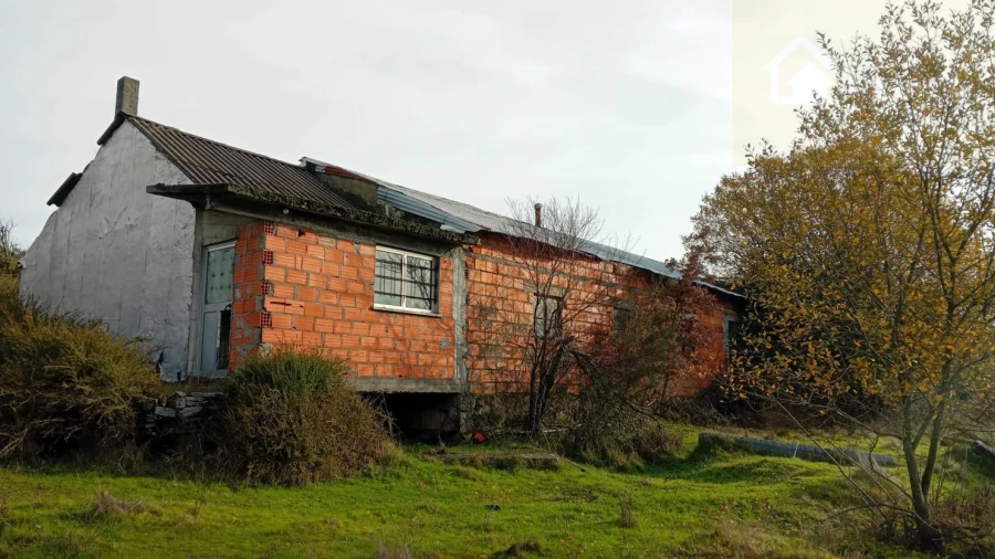 Loja para Venda em Tavares (Chãs, Várzea e Travanca)